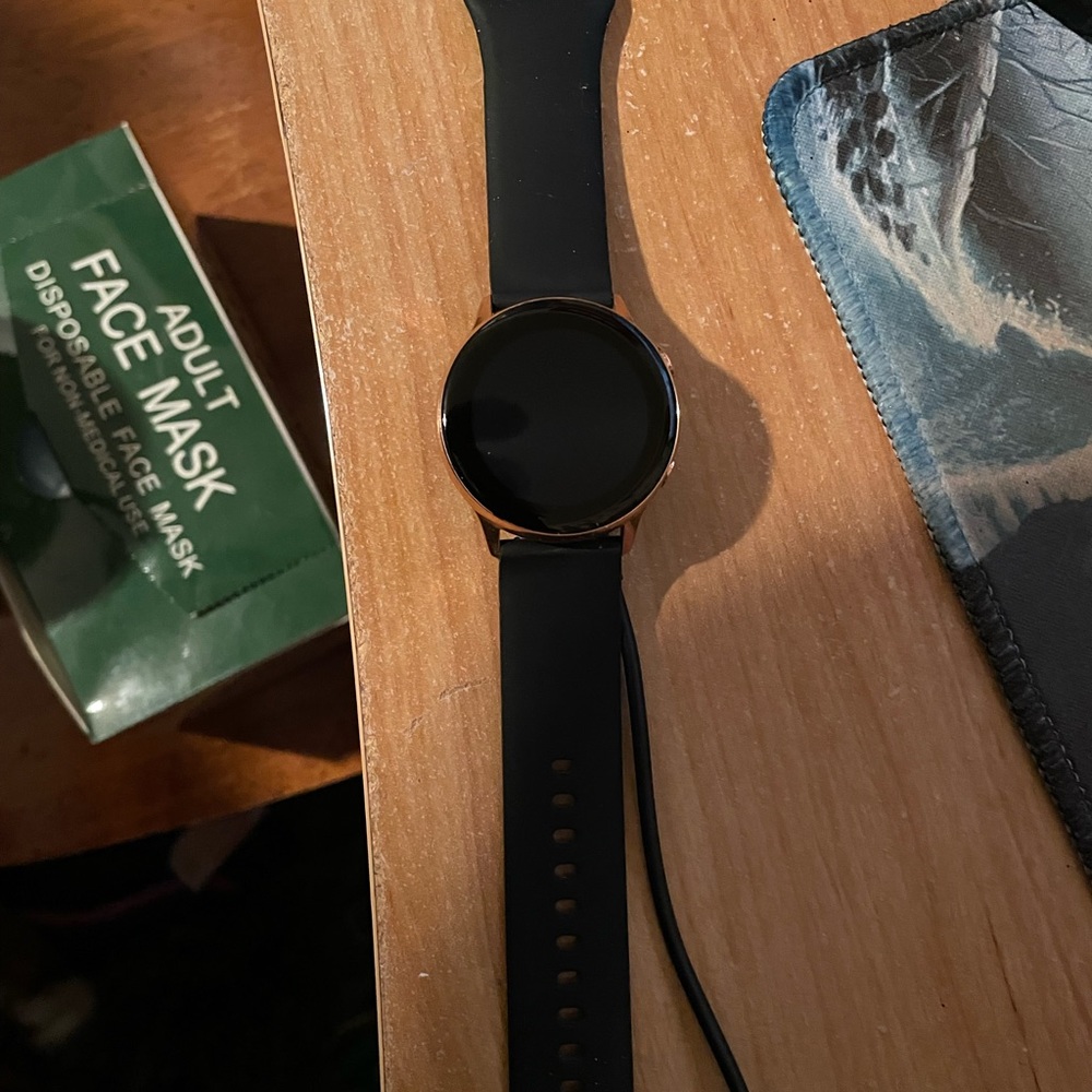 Samsung Active Watch. Nothing wrong with it. Worn once just collecting dust.